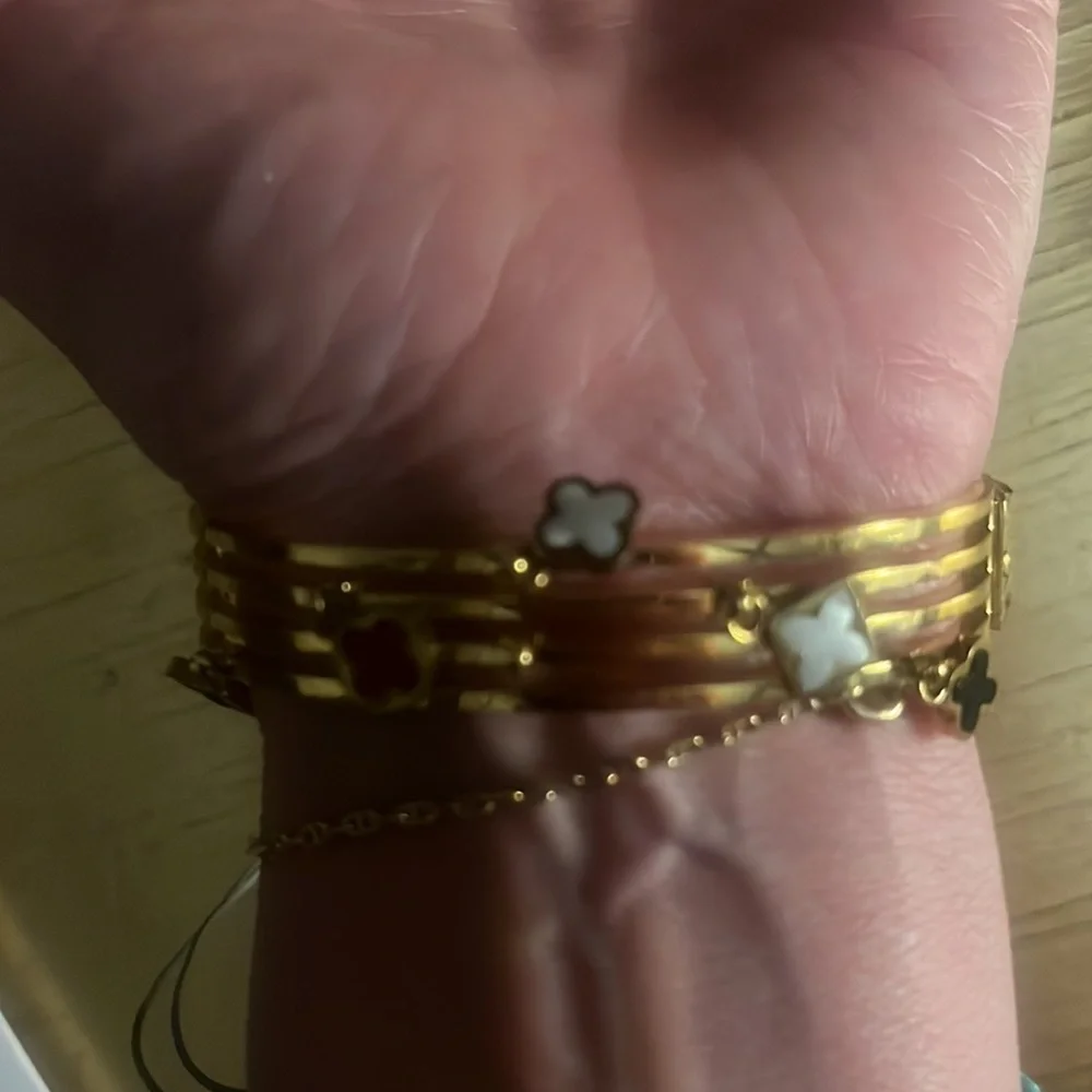Gorgeous bangle! Beautiful charms similar to LV but the bracelet has its own ❤️ - Picture 5 of 11